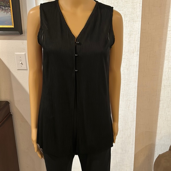Black Sleeveless Top sz M (runs slightly small) - Picture 2 of 4